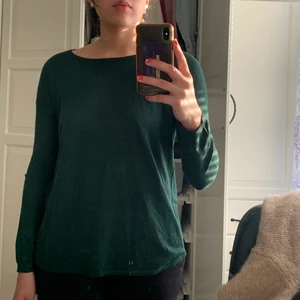 Grön tröja - Tröja i nyskick från H&M basic. Är i storlek XS men passar S och M!!