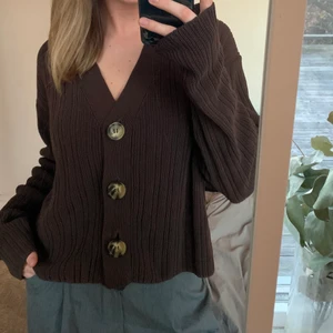 Stickad cardigan - Använd men i väldigt fint skick! 