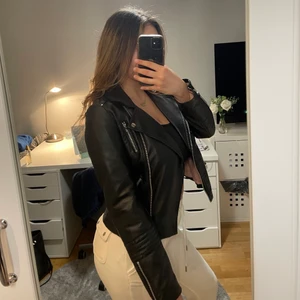 SNYGG SKIN JACKA ST 36 - Jackan är från veromoda i storlek 36 alltså xs/s orginalpris: 549kr mitt pris: 399kr, har tyvärr inte haft användning av den därav säljer jag den<3