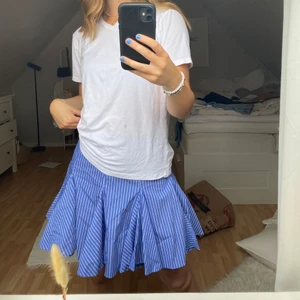 Blå randig kjol 💙🤍 - En supersöt kjol som är perfekt till sommaren ! 💙⚡️ köparen står för frakt 💘💘