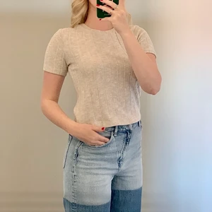 Croppad topp från Zara✨ - Croppad topp från Zara i ett speciellt, strukturerat material (se bild 2)✨ Använd endast ett fåtal gånger, som i nyskick🌸 Frakt tillkommer på 66kr 💌