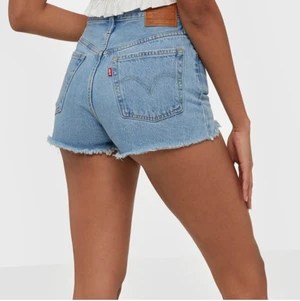 Levi’s 501 shorts - Levi’s 501 shorts. Storlek W27, passar mig som är runt storlek S. Bara använda några gånger, därav i fint skick! Nypris 549. 