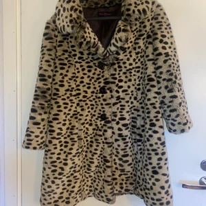 Leopard faux fur jacka!  - Så snygg leopard jacka, perfekt för sena sommarkvällar 😍 storlek 34/xs!  Kan mötas Annars tillkommer frakt 🦋 