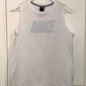 Vit Nike linne för Dam i storlek M.  Aldrig använt och är i bra skick🥰