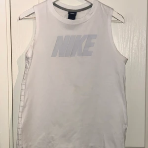 Nike Linne - Vit Nike linne för Dam i storlek M.  Aldrig använt och är i bra skick🥰