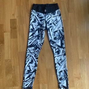 Stronger träningstights  - Oanvända träningstights från Stronger, stl S Endast provade