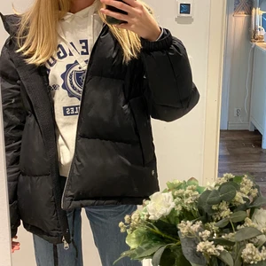 Hoodie - Skitsnygg vit hoodie med mörkblått tryck på framsidan. Hoodien är i storlek XS. Skriv privat för mer bilder och mer information. 😌 Priset + Frakt