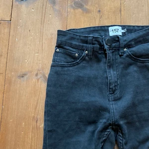 svarta tighta jeans - säljer dessa byxorna från lager 157 då dem inte passar mig längre och jag inte får användning för dem. i tyget är dem väldigt mjuka och bekväma, på mig som är 160cm så är dem väldigt långa men är väldigt lätt att vika upp dem eller sy till dem om man vill.☀️ hör av dig vid intresse/fler bilder/frågor!!