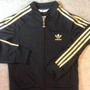 adidas hoodie  - skit snygg adidas hoodie som passar till allt💝150kr inkl frakt💝