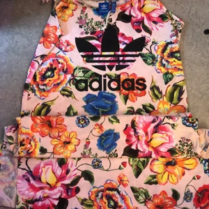 adidas lång klänning - super fin och somrig adidas klänning med slits på sidan❤️Säljer för 150 inkl frakt💓