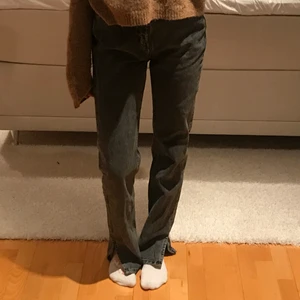 Gråa jeans med slits - Säljer mina jättefina gråa slitjeans för att de tyvärr är för stora för mig💕 jättefint skick då jag knappt använt dem! Perfekt längd i benen för mig som är 171💕 de är slutsålda överallt i denna storleken, köparen står för frakt💕