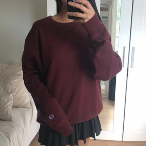 Champion sweatshirt 🤍 - Sjukt mysig vintage sweatshirt från Champion, den är vinröd och supersjuk inuti. Den är i jättefint skick och använd fåtal gånger. Den passar oversized för mig som är XS. Står storlek XL men mer om en L skulle jag säga. Frakten kostar 80kr 🤍