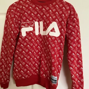 fila sweatshirt  - snygg fila sweatshirt köpt för 650 säljs för 250kr plus frakt (pris kan diskuteras) 