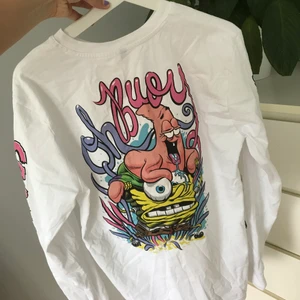 Tröja - Cool ”skatetröja” från H&Ms herravdelning. Använd endast 3 gånger! Har ett stort svampbob tryck på ryggen, skriv för fler bilder!