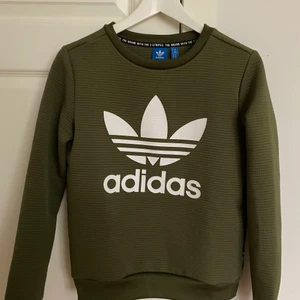 Adidas sweatshirt  - snygg sweatshirt org pris 600kr säljer för 200kr plus frakt (pris kan diskuteras)  sitter som en xs/s 