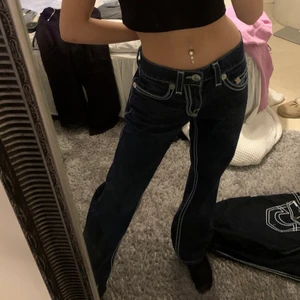 True religon jeans - Så fina true religion jeans i mörk blå , skick 10/10 köparen står för frakt , waist 30 lite stora på mig som har storlek S oftast men passar M