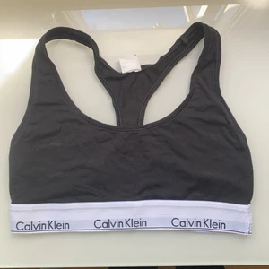 Calvin Klein topp - En topp från Calvin Klein, som endast är använd ett fåtal gånger. Den är mycket skön, och stretchig. Jag säljer den för 60kr + frakt