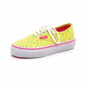 Neongula och rosa vans med blommor, 37 - Så himla fina och det gör lite ont att sälja dessa! Men använder andra skor mer. Gula vans med blommor och rosa sula och detaljer. Använda och liten slitning i inre häl men annars fint skick! Fler bilder kommer i dagarna. Kan mötas i Stockholm eller skicka mot fraktkostnad! ✨🌸✨