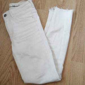 Vita jeans i gott skick🌸, 149kr exklusive frakt! Storlek XS. 