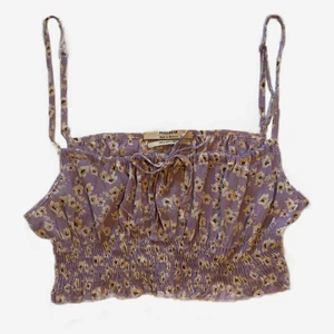 Blommig sommartopp - Knappt använd lila topp i luftigt material🌸 går att styla vardagligt med tex kjol eller klä upp för student😍