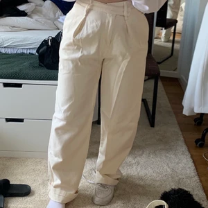 Beiga byxor från Zara - Så coola byxor/jeans från Zara! Jättecool modell, knappast använda! 😍