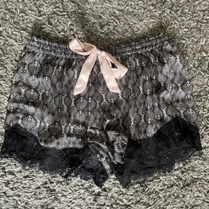 Pyjamasshorts - Supersöta pyjamasshorts från Hunkemöller. Lite mer lågmidjade och sitter jättefint 😍 hör av vid önskan om mer bilder eller andra frågor!