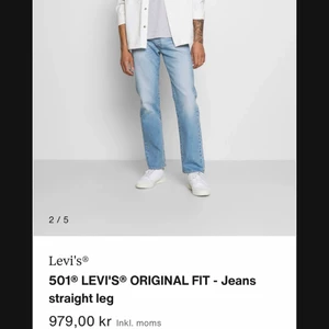 Levis 501 - Säljer mina ljusa Levis 501 då de inte kommer till använding, använda enstaka gång, perfekta nu till sommarn! inköpta för 999kr på Junkyard