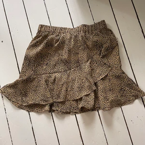 Mönstrad kjol - Leopardmönstrad kjol i storlek 38. Aldrig använd! 