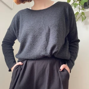 Svart stickad tröja - Stickad tröja i viskos