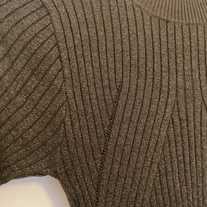 Ribbad klänning - Ribbad klänning med grön glittrande tråd, använd 1 gång, strl S men passar allt mellan XS - M, stretch tjockt material, frakt tillkommer