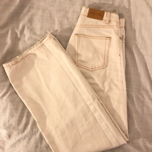Monki Yoko Jeans - Monki Jeans i modellen Yoko, sjukt snygga jeans som tyvärr har blivit för små för mig🥲 
