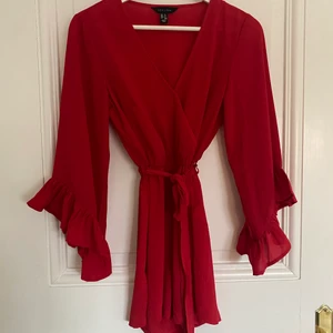 Somrig byxdress - Aldrig använd, normal i storleken, trekvarts längd på armarna, band i midjan för att dra in som också går att ta bort - frakt tillkommer