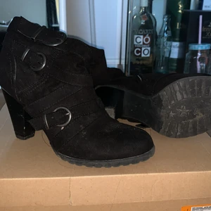 Riktigt häftiga klackar!  - Fina klackar från rizzo! Knappt använda. Nytt pris:800kr. Väldigt snygga och passar det mesta! Frakten får man stå för själv 😊