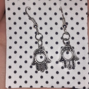 örhängen - Ett par silvriga örhängen . Alldrig använda 