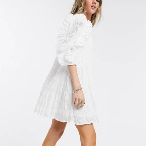 Vit klänning  - Säljer denna super fina vita klänning då jag beställde hem flertal andra och bestämde mig slutligen för en annan. Funkar utmärkt till student eller skolavslutning! Nypris 600 