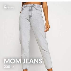 Ett par super fina mom jeans i ljus grå färg, storlek 34a aldrig använda då det inte var min stil, säljer för 200kr +frakt