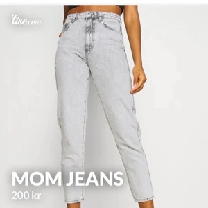 Mom jeans - Ett par super fina mom jeans i ljus grå färg, storlek 34a aldrig använda då det inte var min stil, säljer för 200kr +frakt