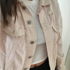 Riven jeansjacka i rosa 💖 - Jeansjackan är från Zara och är köpt i USA. Jackan är oversized och är storlek M. Den är några år gammal men i bra skick utöver några fläckar runt insidan på kragen. Den passar perfekt till sommarkvällar. Obs. kan ha fel på fraktkostnaden. 💖