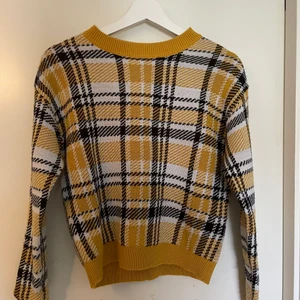 Tröja  - Stickad, rutig tröja. Använd ett fåtal gånger