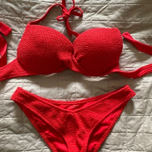 Calzedonia bikini - Superfin bikini med lite push up från calzedonia. Ser ingen storlek men uppskattar till 38. Passar mig ish som har 75D/E men säkert mindre med beroende på hur man drar åt. 