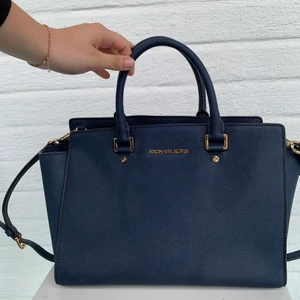 Michael kors SELMA medium - Säljer min sparsamt använda Selma bag. Köptes i USA i en Michael kors butik. (självklart äkta!) Fler bilder kan fås vid intresse! Nypris ca 3 600. Köparen står för frakt 🥰