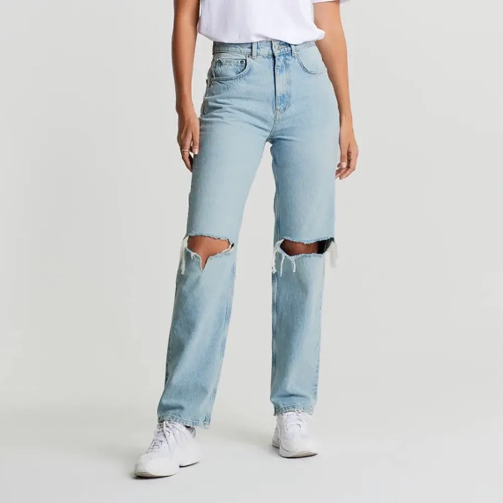 De trendiga jeansen från Gina tricot! Storlek 34 och passar mig som är 170💕köpare står för frakt💕💕. Jeans & Byxor.