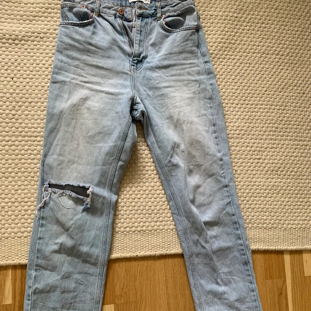 Raka jeans från NAKD med ett hål på ena knät. I fint med använt skick. Hör av er vid frågor💞. Jeans & Byxor.