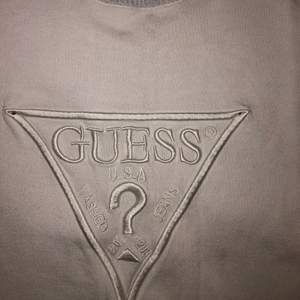 Guess t-shirt, köpt från Johnells. Ej använd nytt skick. Storleken är S men passar som M för det är en stretchig material. 
