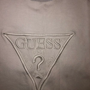 Guess t-shirt  - Guess t-shirt, köpt från Johnells. Ej använd nytt skick. Storleken är S men passar som M för det är en stretchig material. 