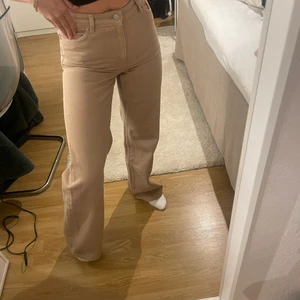 Beige jeans - Säljer mina jeans från monki på grund av att jag rensar bland min jeans. Super fina och anävnda mellan 2-3 gånger. Pris från början 400kr! Frakt tillkommer!