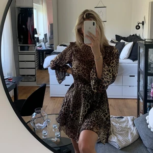 Klänning - Leopardklönning från Nelly, superfin och endast använd 1 gång.