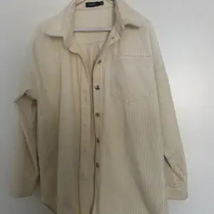 Säljer min jacka som jag har använt 2 gånger säljer pågrund av att den e lite för stor