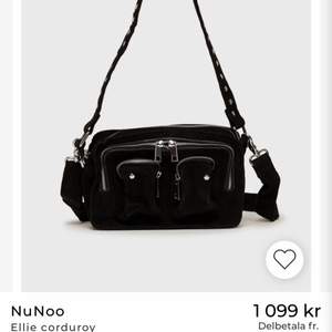 Säljer nu min superfina väska från Nunoo i modellen ”Ellie Corduroy”🌸🌸 Den är i svart Manchester tyg med silvriga detaljer. Lite solblekt men annars i väldigt fint skick😊 Nypris 1099kr säljs för 200☀️