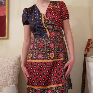 Klänning - Söt klänning med coolt tryck! Använd endast några gånger! Kan mötas i Stockholm eller frakta ❤